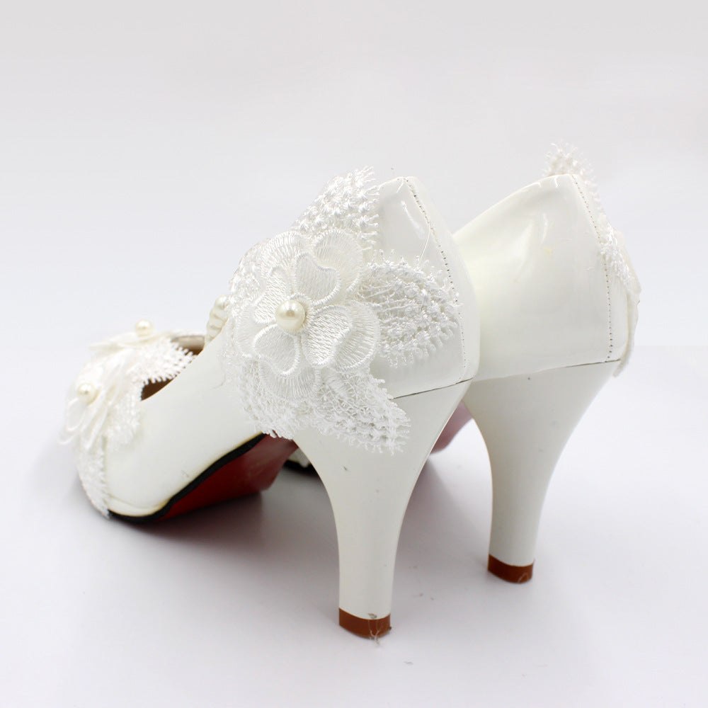 Chaussures de mariée blanches à fleurs et brides en perles
